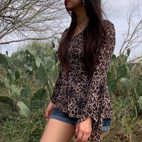 🐆Cheetah button up top🐆 - Picture 7 of 7